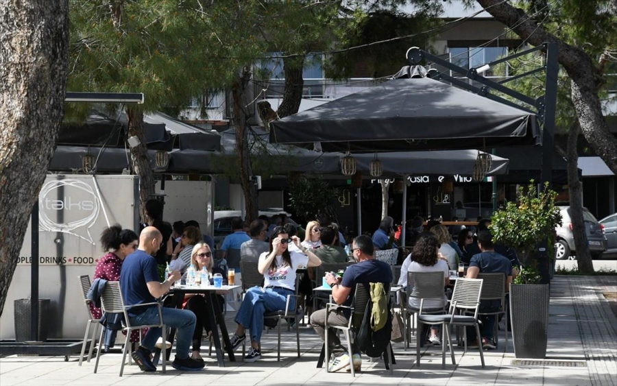 Στα…βαθιά κολυμπούν εστίαση και τουρισμός χωρίς ρευστό