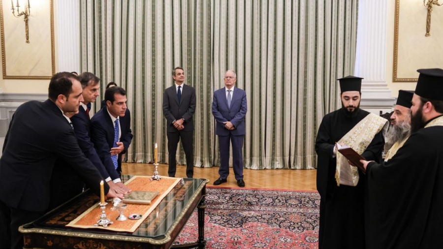 Ορκίστηκαν στο Προεδρικό Μέγαρο παρουσία Μητσοτάκη τα νέα μέλη της κυβέρνησης