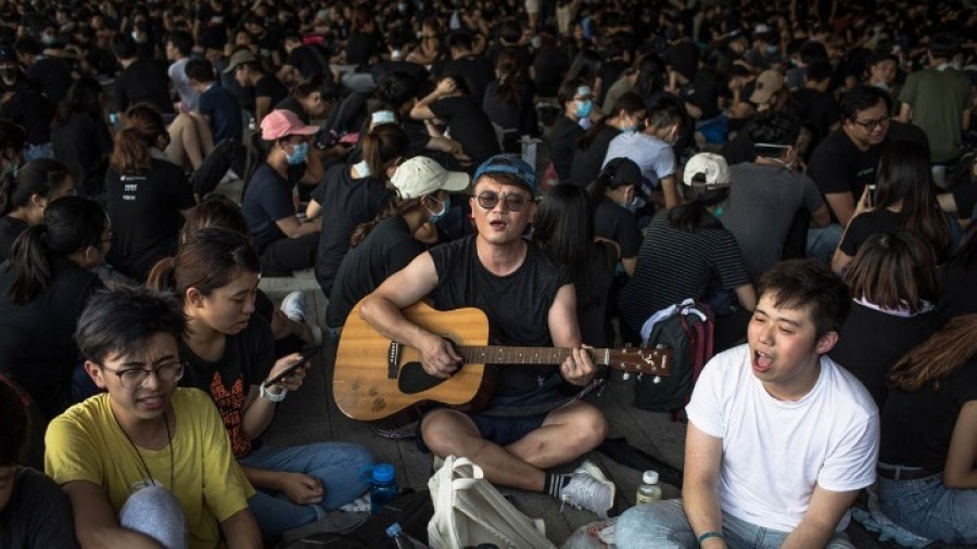 Χονγκ Κονγκ: Διαδηλωτές έχουν περικυκλώσει το αρχηγείο της αστυνομίας