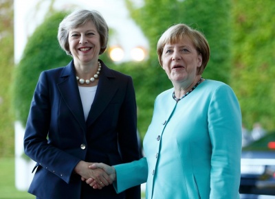 Συνάντηση Merkel – May στο Βερολίνο για το Brexit – Πιέσεις στη Βρετανία να ξεκαθαρίσει το σχέδιο της