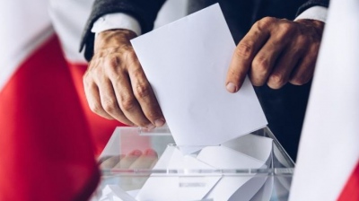 Βουλευτικές εκλογές στην Πολωνία: Στις κάλπες οι ψηφοφόροι – Προβάδισμα του κυβερνώντος κόμματος  PiS δείχνουν οι δημοσκοπήσεις