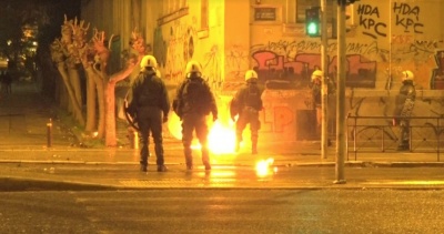 Μπαράζ εμπρηστικών επιθέσεων στην Αθήνα – Στο στόχαστρο αυτοκίνητα και τράπεζες