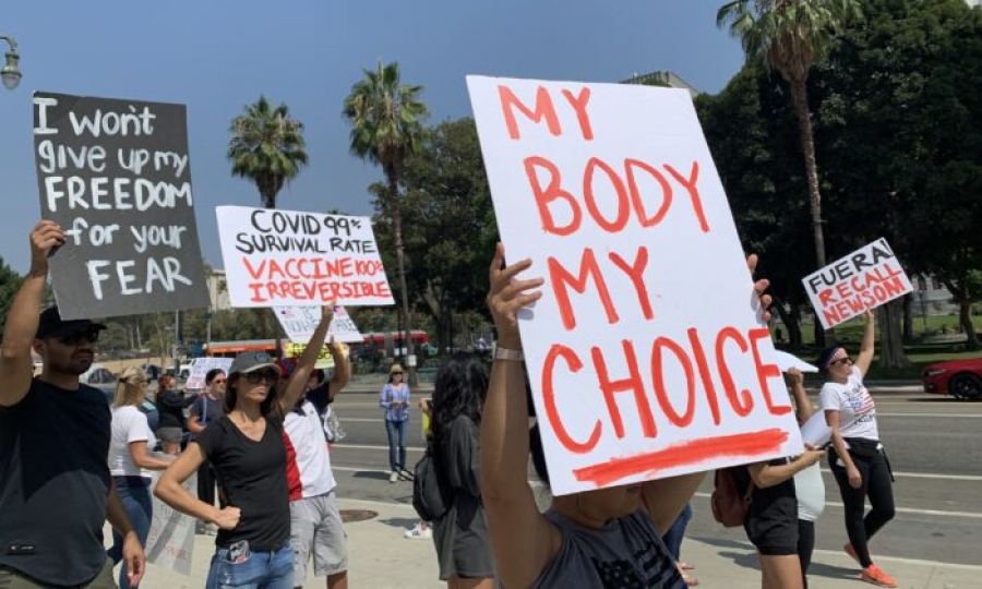 Covid: Μεγάλη διαμαρτυρία κατά του υποχρεωτικού εμβολιασμού στην Καλιφόρνια