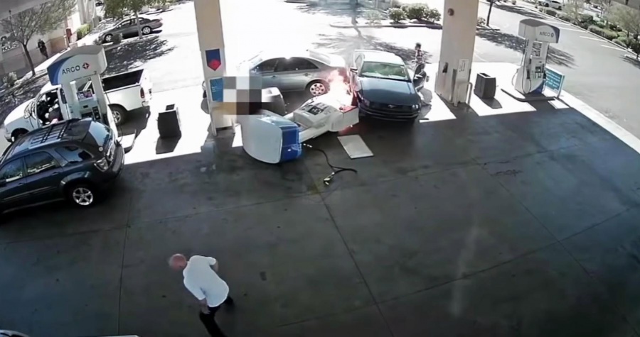 Τι θα γίνει αν ένα αυτοκίνητο πέσει πάνω σε μία αντλία καυσίμου;