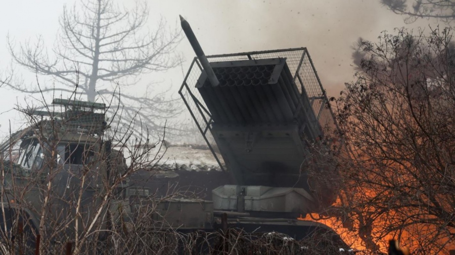 Ρωσικό σοκ και δέος - Νυχτερινός «πύρινος» βομβαρδισμός από ξηρά, θάλασσα και αέρα σε ουκρανικές στρατιωτικές εγκαταστάσεις
