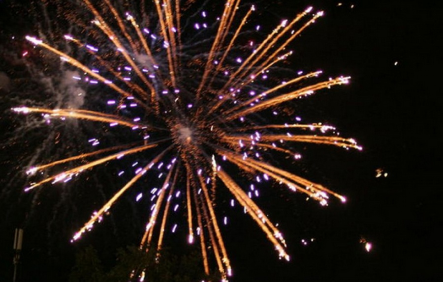 Αναστάσιμη λάμψη τα μεσάνυχτα στον ουρανό της πόλης από τον Δήμο Αθηναίων