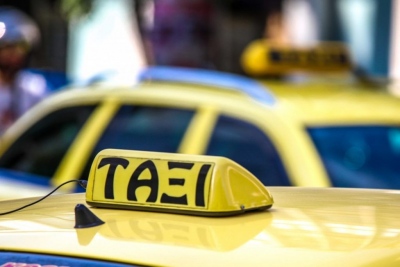 Οδηγός ταξί πήρε 600 ευρώ από οικογένεια τουριστών με την απειλή βίας