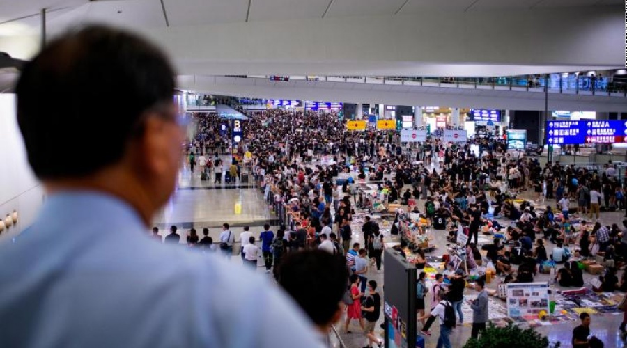 Ξανάνοιξε το αεροδρόμιο του Χονγκ Κονγκ - Oι αρχές έχουν εντολή να σταματήσουν όποιους παρεμποδίζουν τη λειτουργία του