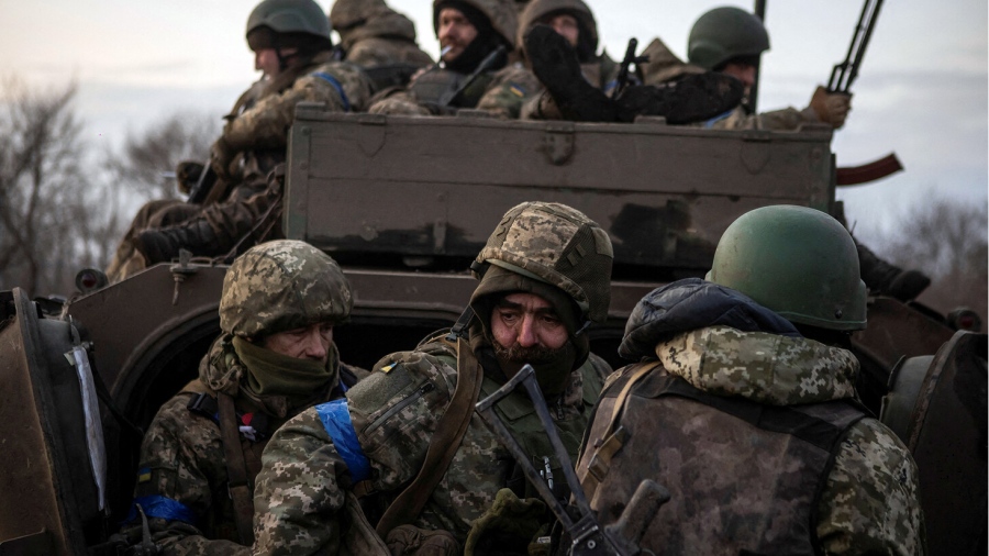 Αποκάλυψη - Ουκρανοί στρατιώτες που υποχωρούν από το Sumy πετάνε τις στολές και βάζουν πολιτικά ρούχα