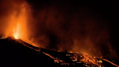Ισπανία: Χιλιάδες εκκενώσεις μετά την ηφαιστειακή έκρηξη - Συγκλονίζουν τα πλάνα