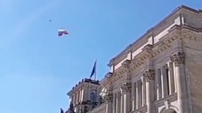 Drone με τη σημαία της Ρωσίας πέταξε πάνω από την γερμανική Bundestag: «Η Ουκρανία δεν υπάρχει»