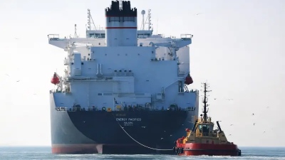 Η Ρωσία πραγματοποίησε την πρώτη τριπλή μεταφόρτωση LNG, η οποία απαγορεύεται στη Δύση