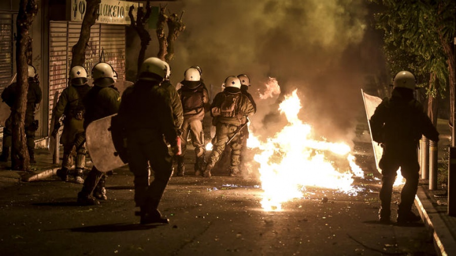 Επίθεση με βόμβες μολότοφ σε λεωφορείο των ΜΑΤ στη Θεσσαλονίκη