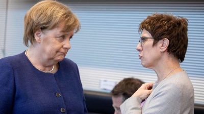 Διαψεύδει η Kramp-Karrenbauer τις πληροφορίες για ρήξη με τη Merkel μετά το κοινό τους ταξίδι στις ΗΠΑ