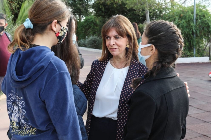 Επίσκεψη Σακελλαροπούλου στο Παιδικό Χωριό SOS στη Βάρη: Μετατρέπουν  την παιδική ηλικία σε έναν τόπο φωτεινό