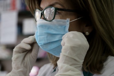 Πώς να φοράτε μάσκα προσώπου χωρίς να θολώνετε τα γυαλιά σας;