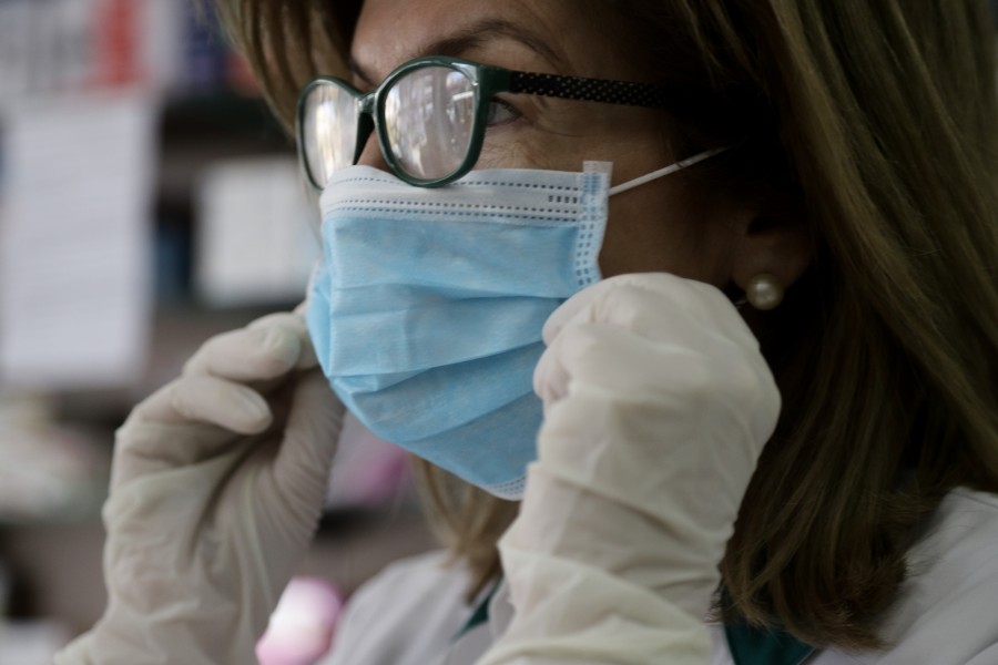 Πώς να φοράτε μάσκα προσώπου χωρίς να θολώνετε τα γυαλιά σας;