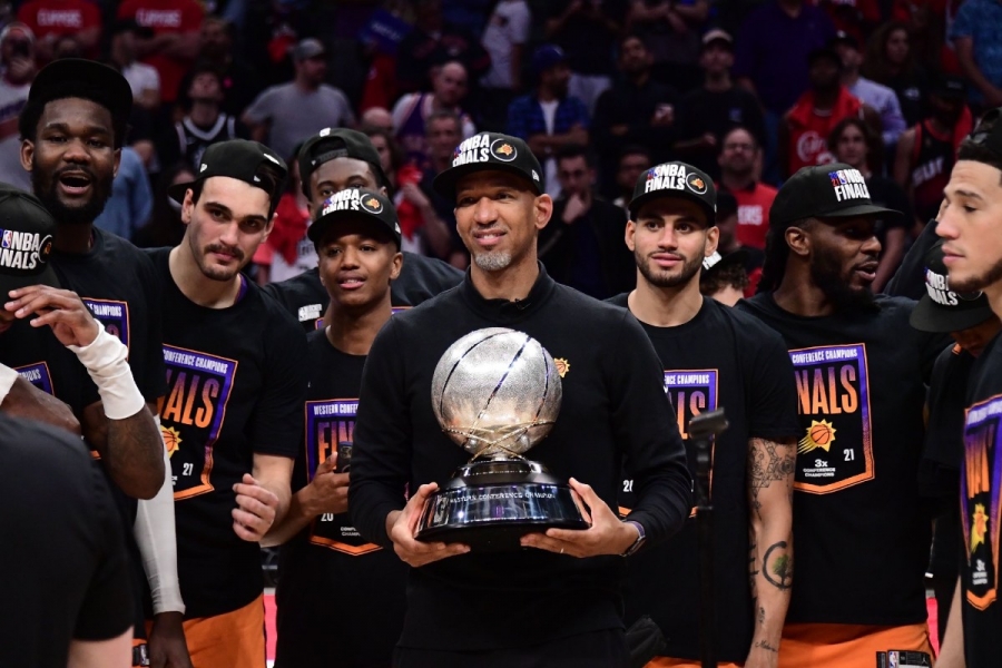 Πανικός στο αεροδρόμιο για την υποδοχή των Phoenix Suns (video)