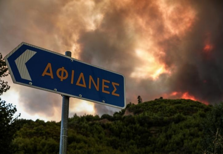 Πυρκαγιά στην Βόρεια Αττική: Η φωτιά πέρασε την Εθνική Οδό στο ύψος των διοδίων των Αφιδνών