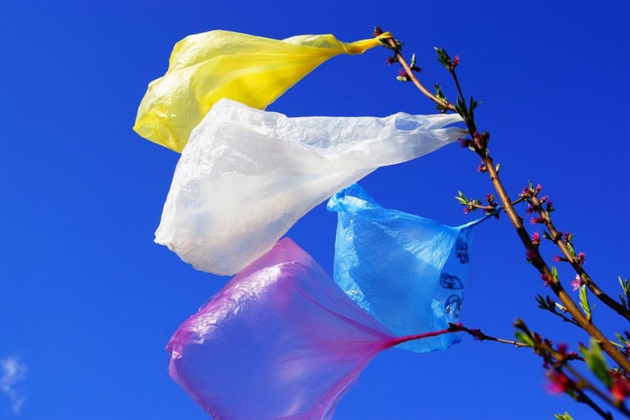 Στα 0,09 ευρώ η πλαστική σακούλα από το 2019