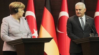 Deutsche Welle: Σε ψυχρό κλίμα η συνάντηση Merkel – Yildirim στο Βερολίνο – Τα μηνύματα