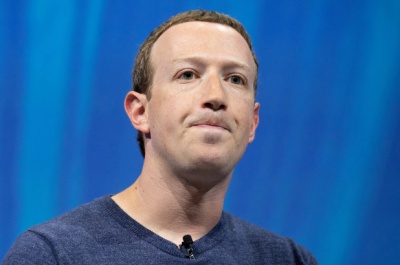 Θεσμικοί απαιτούν την απομάκρυνση του Zuckerberg από το «τιμόνι» της Facebook