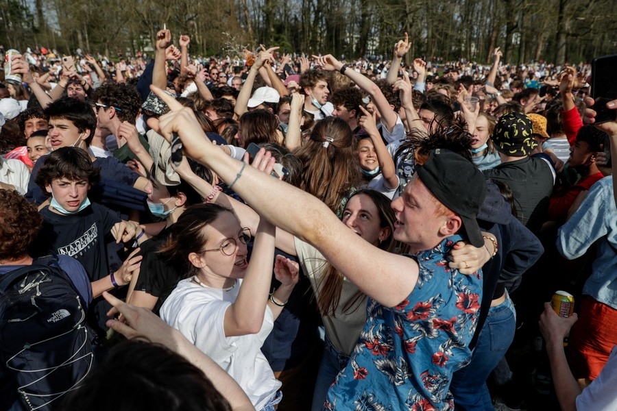 Βελγιο: Η αστυνομία διέλυσε «πάρτι» 2.000 ατόμων που ξεκίνησε ως πρωταπριλιάτικο αστείο
