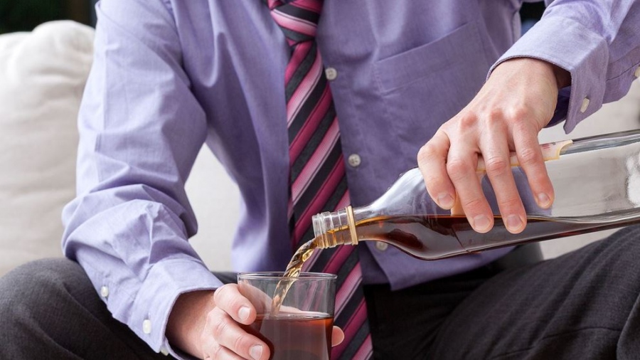 «Ο εγκέφαλος σαπίζει» - Ψυχίατρος αποκαλύπτει πώς το αλκοόλ καταστρέφει τον νου