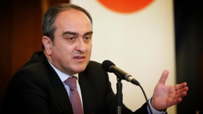 Ο Σαμαράς, ο Σκορδάς και η «γαλάζια» πολυκατοικία που τρίζει