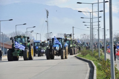 Χάος με τους αγρότες - Επίθεση σε ΜΑΤ στην Κρήτη, εισβολή στο γραφείο Τσιάρα στην Καρδίτσα - Στα δύο η Ελλάδα από τα μπλόκα