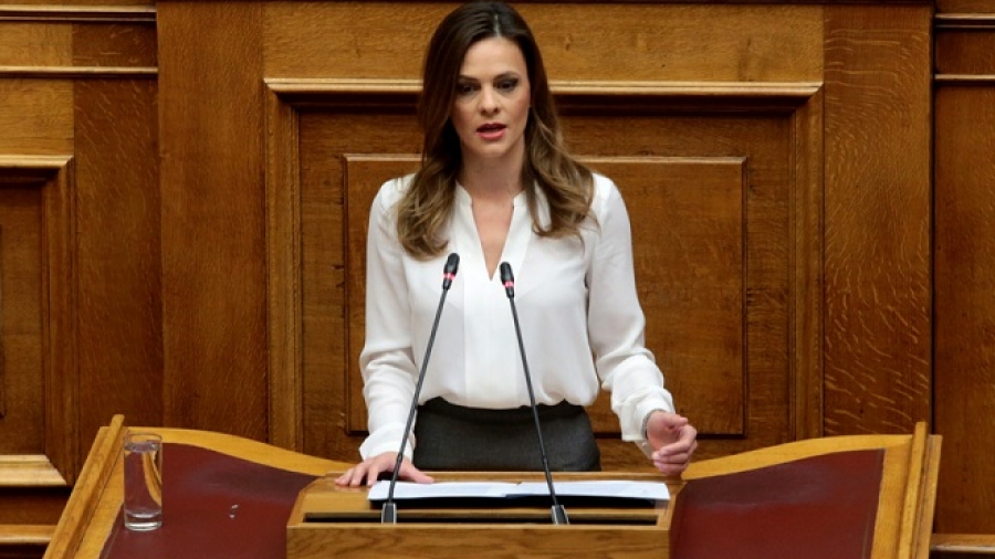 Αχτσιόγλου: Η κυβέρνηση είναι μια ομάδα πολιτικών σε αποδρομή