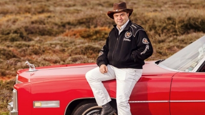 Ο ρομαντικός συλλέκτης, Μιχάλης Ρασιδάκης από την Κρήτη φέρνει στο «σήμερα» κλασικά, vintage αυτοκίνητα από άλλες εποχές