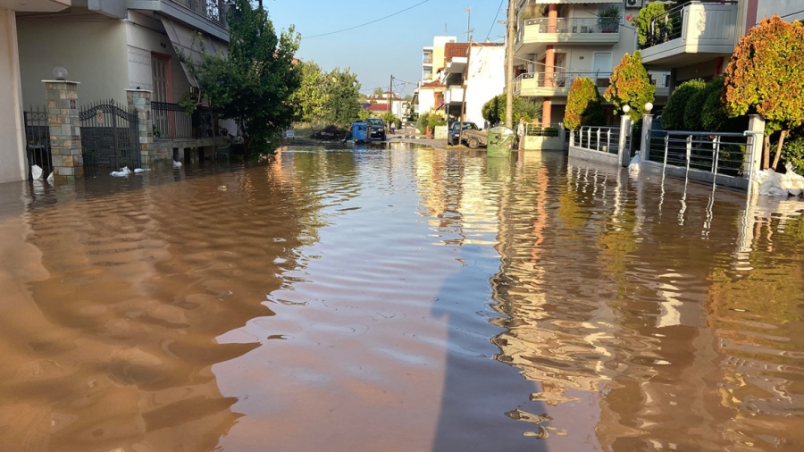 Απίστευτη καταγγελία για φαινόμενα αισχροκέρδειας στη Θεσσαλία: «Στα 6 ευρώ η εξάδα νερών στη Λάρισσα, μετά από πιέσεις την έριξαν στα 5»