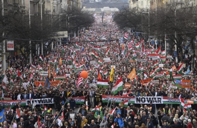 Τεράστια πορεία κατά του ΝΑΤΟ στην Ουγγαρία - «Να σταματήσουμε την πολεμική τρέλα»