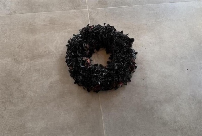 Δεκατέσσερις πυροβολισμοί έξω από οικία γνωστού επιχειρηματία στη Ρόδο - Το «μήνυμα» με το μαύρο στεφάνι που άφησαν