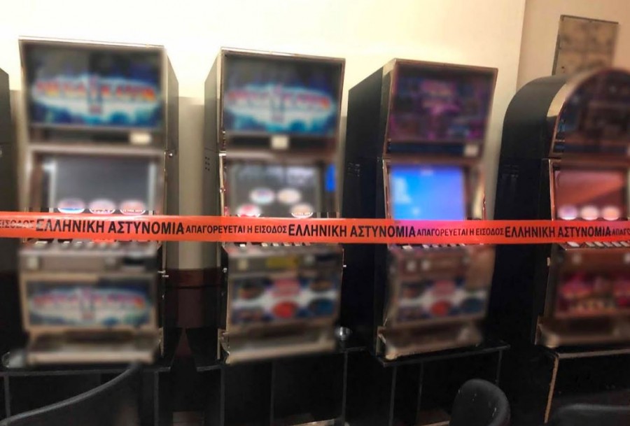 Λουκέτο σε παράνομο μίνι καζίνο στην Αττική – Συνελήφθη ο υπεύθυνος του καταστήματος, κατασχέθηκαν 10 παράνομα «φρουτάκια»