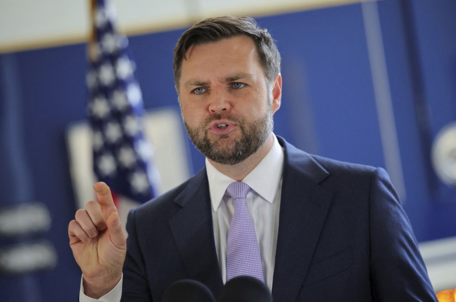 Έξαλλος ο Vance με τα βιτριολικά σχόλια για τη γραβάτα του Hegseth: Ήταν η αμερικανική και όχι η ρωσική σημαία