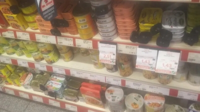 Σούπερ μάρκετ έβαλε αντικλεπτικά στις... σαρδέλες