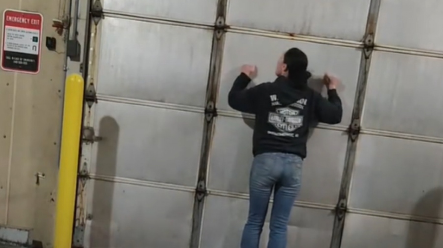 Σκηνικό από ταινία τρόμου - Γυναίκα εγκλωβίστηκε σε πλυντήριο αυτοκινήτων για μία ώρα (vid)