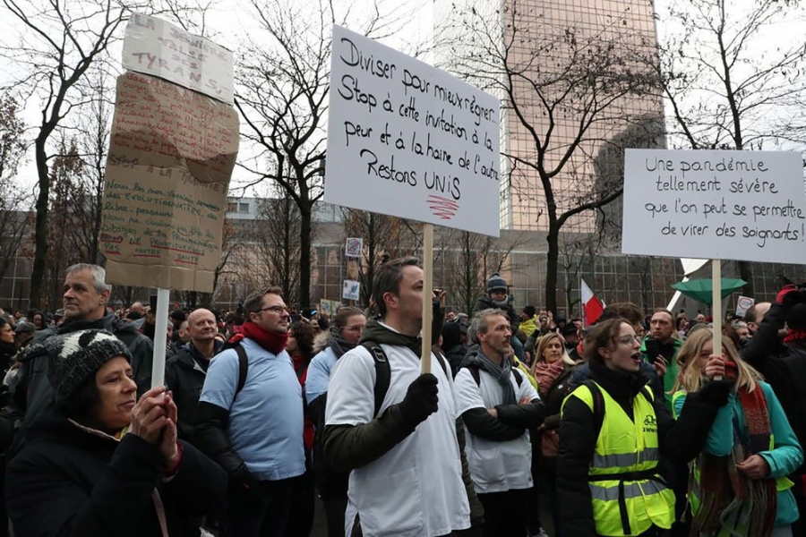 Μεγάλη πορεία κατά των περιοριστικών μέτρων για Covid στις Βρυξέλλες – Πορεία στα γραφεία της ΕΕ