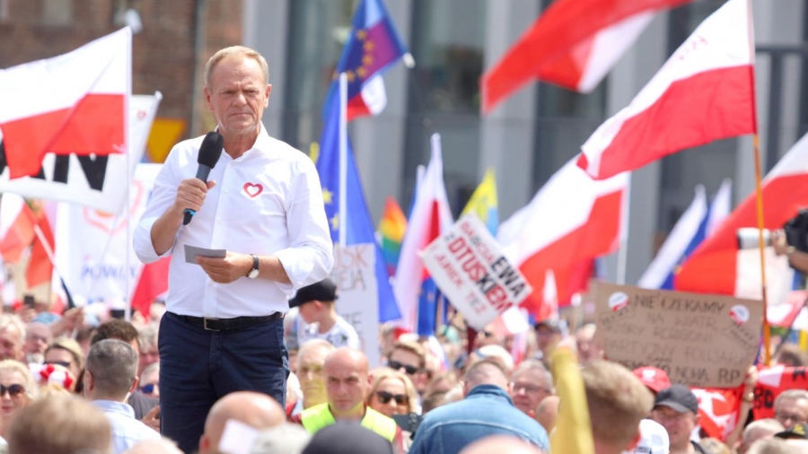 O Τusk καταγγέλλει το «σκάνδαλο του αιώνα» στην Πολωνία - Η κυβέρνηση πουλούσε βίζες σε μετανάστες από Ασία και Αφρική