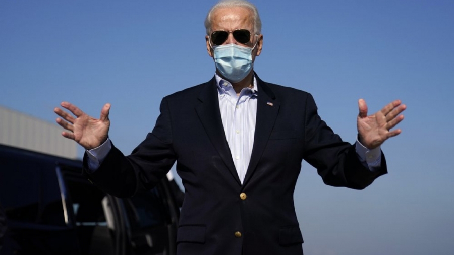 Biden (ΗΠΑ): Να φοράτε μάσκες ακόμη και αν δεν είναι υποχρεωτικές