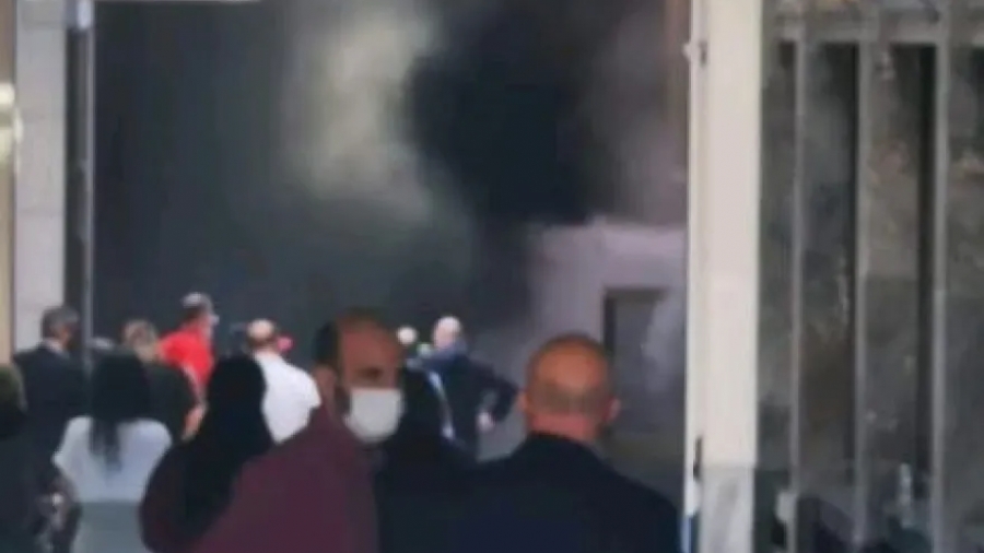 Συναγερμός στην Πυροσβεστική: Φωτιά στο υπόγειο κτιρίου της Alpha Bank στην Σταδίου