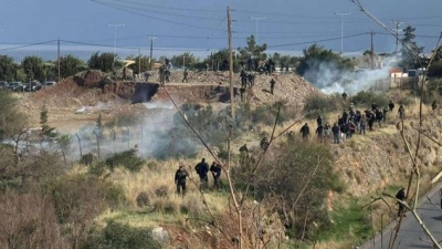 Κρήτη: Πετροπόλεμος και χημικά μεταξύ αγροτών και αστυνομίας στο αεροδρόμιο του Ηρακλείου