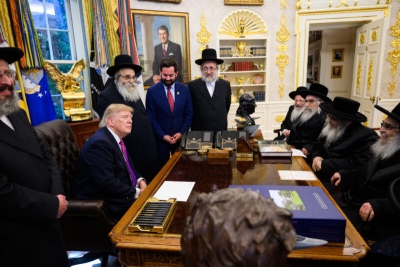 Τρόμος Trump μπροστά στο εκλογικό κραχ – Τι δείχνει η επίσκεψη των αντιστιωνιστών εβραίων Haredi στον Λευκό Οίκο