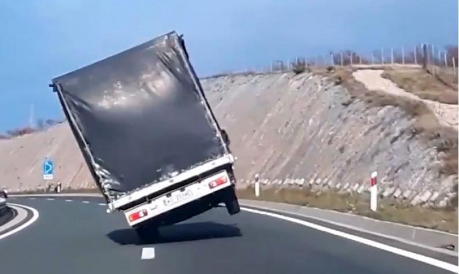 Ισχυρός αέρας σηκώνει φορτηγό στους δύο τροχούς!