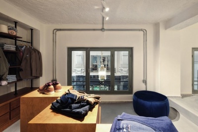 Η DUR κοντά στο ανδρικό κοινό με νέο κατάστημα στην Αθήνα στην ιστορική Στοά Νικολούδη