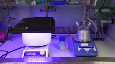 Πλαστικό μετατράπηκε σε καθαρό καύσιμο υδρογόνου χρησιμοποιώντας ηλιακό αντιδραστήρα και απόβλητα οξέος μπαταρίας