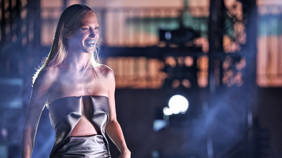 «Fashion Police»: Η Ρωσία λογοκρίνει το προκλητικό ντύσιμο τραγουδιστών και φέρνει νομικό πλαίσιο για dress code