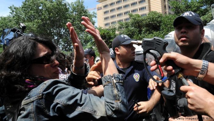 Deutsche Welle: Παρακολούθηση και βία από τις δυνάμεις ασφαλείας στην Τουρκία